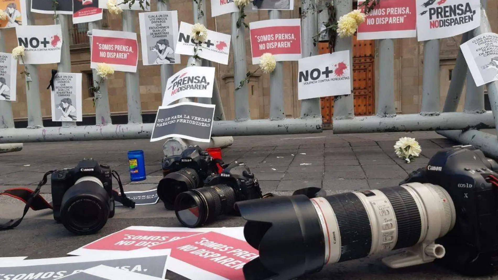 Protestan periodistas en CDMX por condiciones laborales precarias